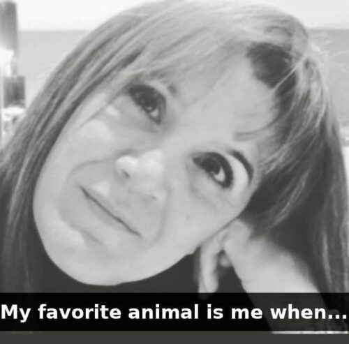 Retrato en blanco y negro de una mujer sonriendo con una expresión reflexiva, acompañado de texto que destaca la autoestima y la autoaceptación. 